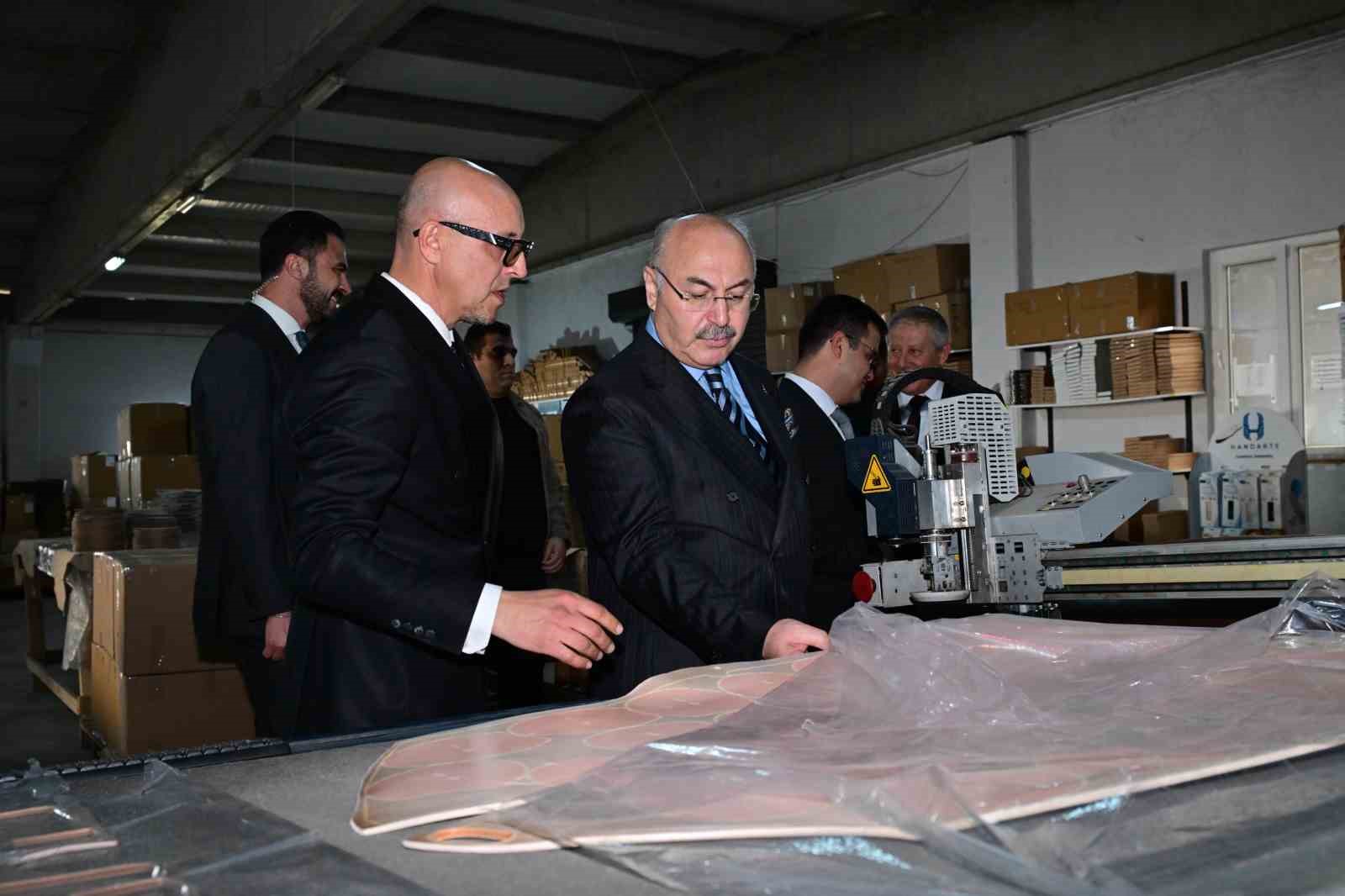 Vali Köşger deri fabrikalarına ziyaret etti
Vali Köşger deri fabrikalarına ziyaret etti