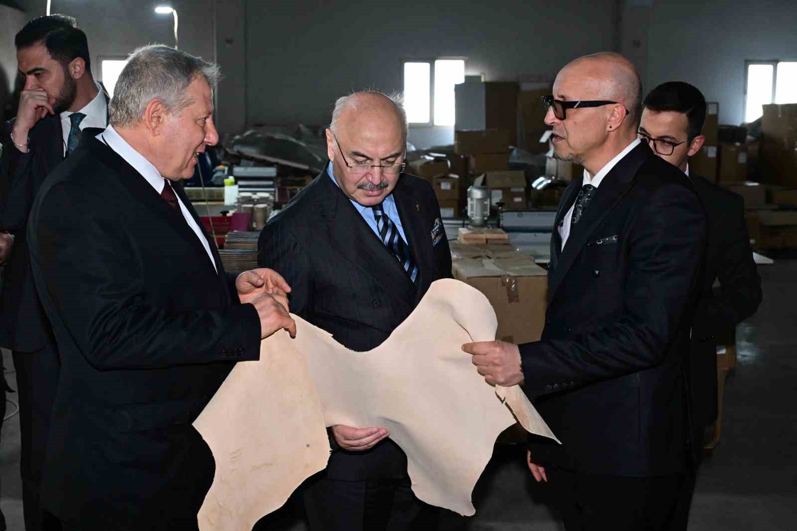 Vali Köşger deri fabrikalarına ziyaret etti
Vali Köşger deri fabrikalarına ziyaret etti
