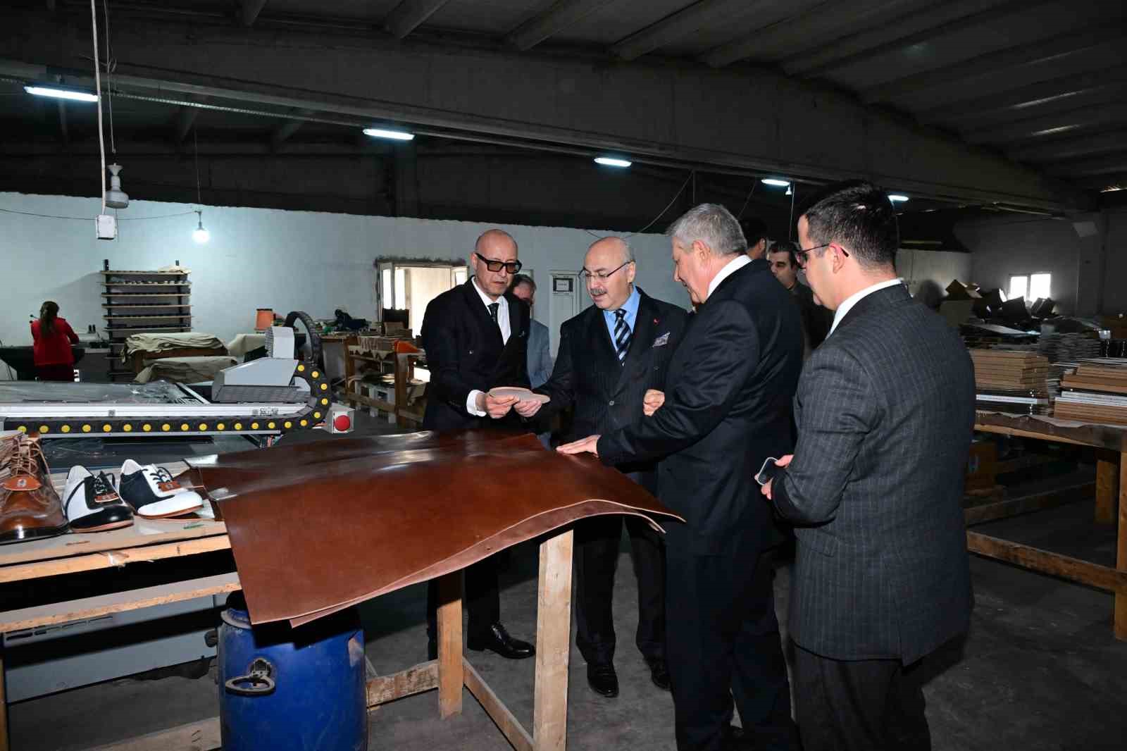 Vali Köşger deri fabrikalarına ziyaret etti
Vali Köşger deri fabrikalarına ziyaret etti