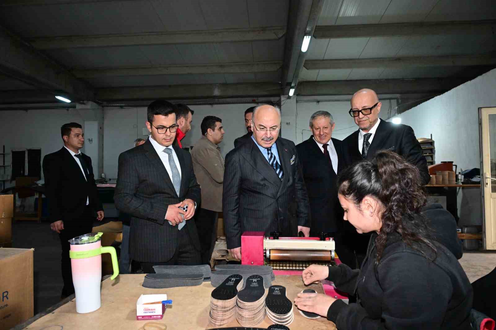 Vali Köşger deri fabrikalarına ziyaret etti
Vali Köşger deri fabrikalarına ziyaret etti