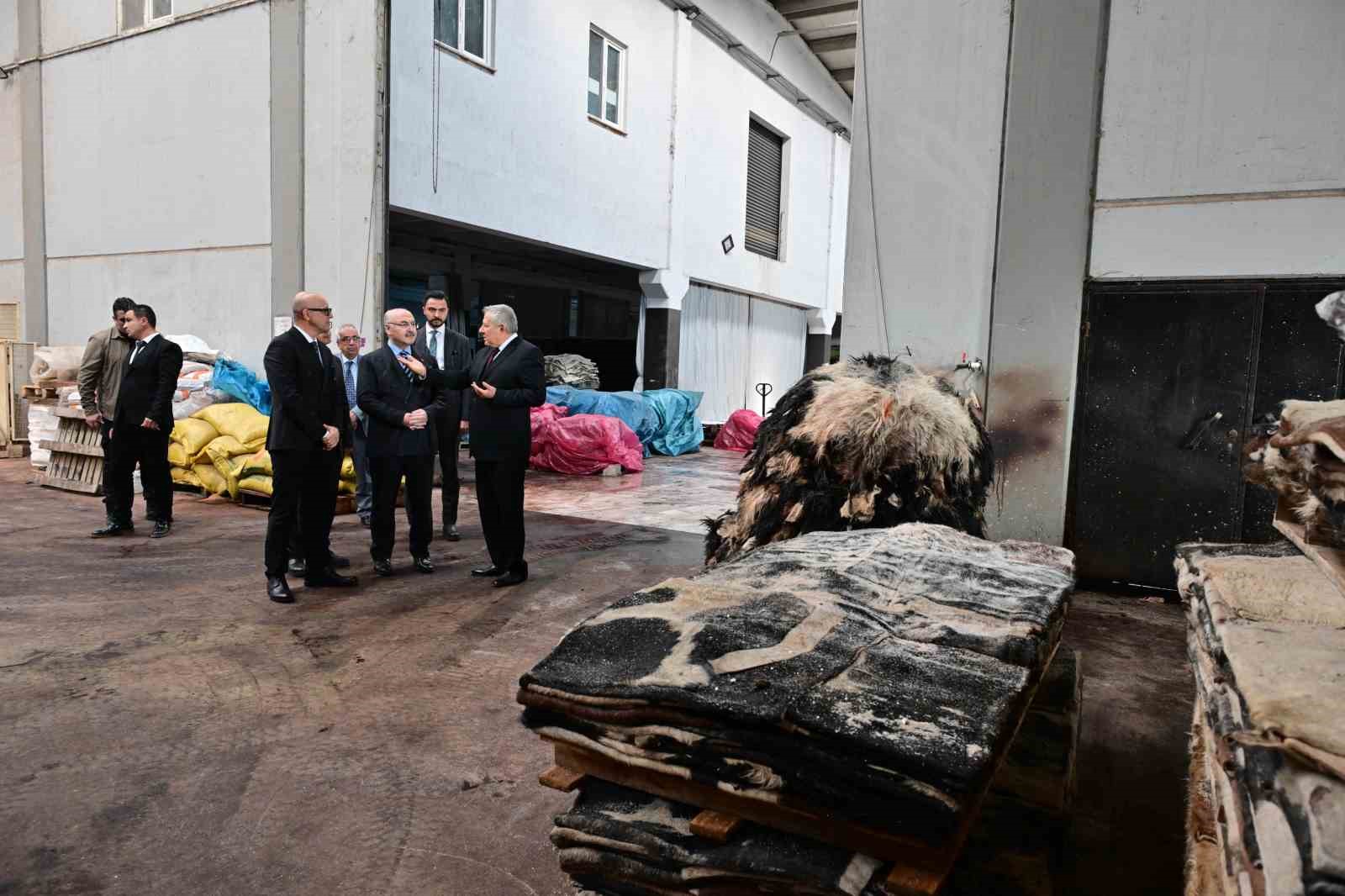 Vali Köşger deri fabrikalarına ziyaret etti
Vali Köşger deri fabrikalarına ziyaret etti