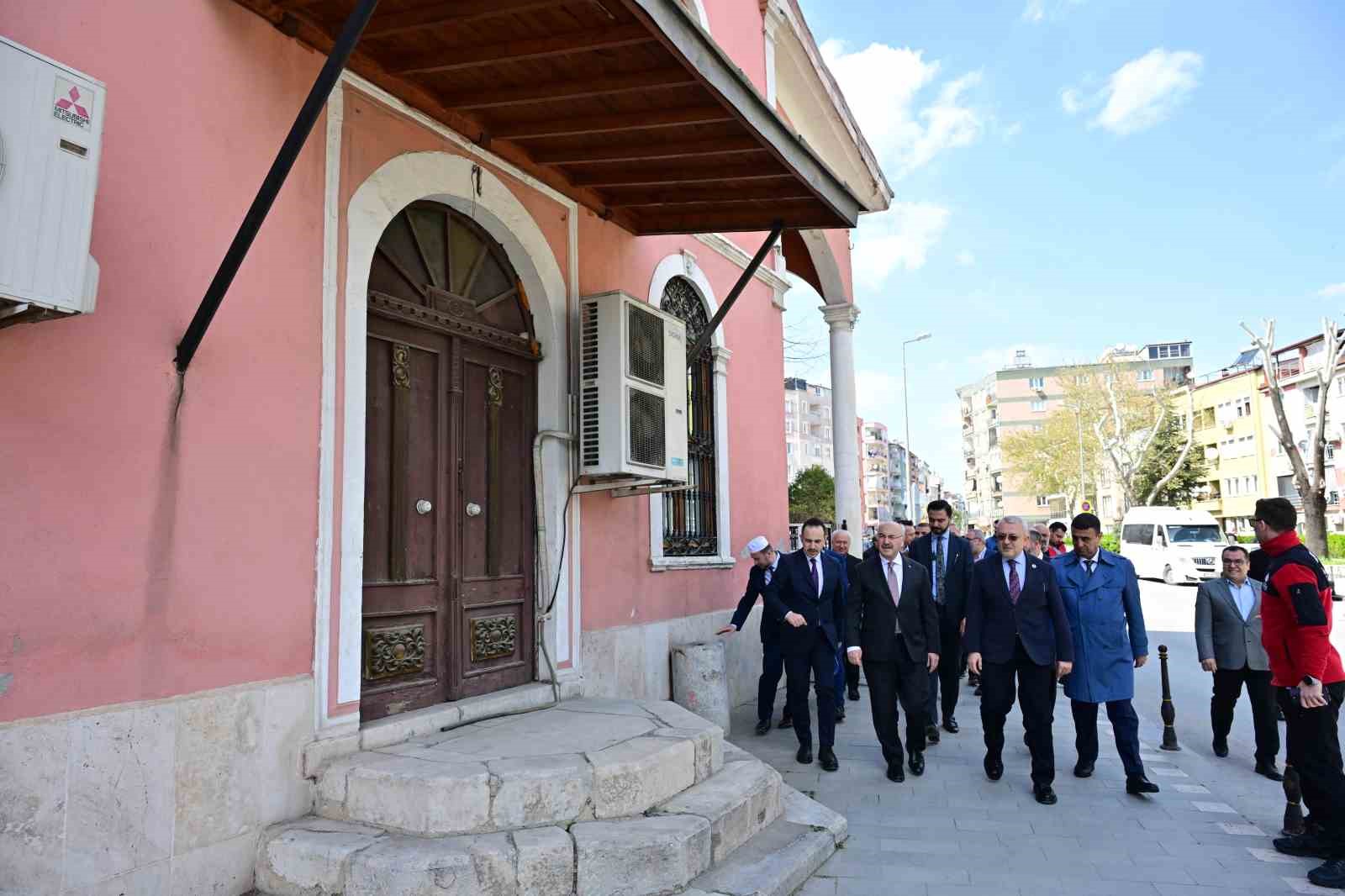 Vali Köşger, Kayalık Camisinde incelemelerde bulundu
