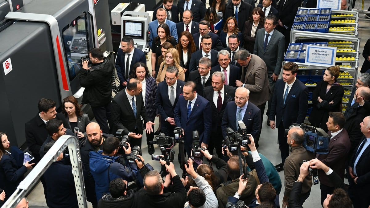 Vali Köşger; "Model fabrika ile Denizli’ye önemli bir yatırım kazandırılmış oldu"
