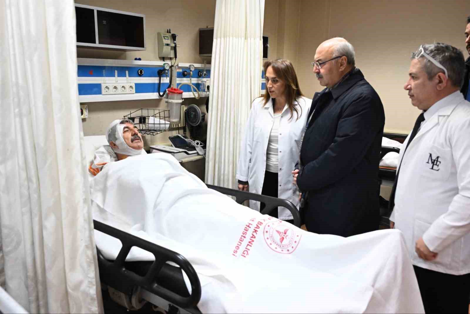 Vali Köşger servis kazasında yaralananları ziyaret etti
