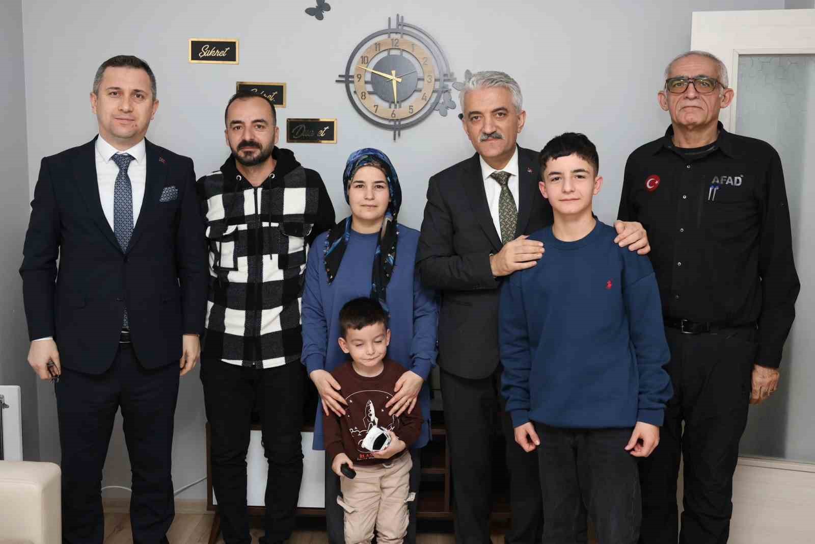 Vali Makas depremzede aile ile buluştu
