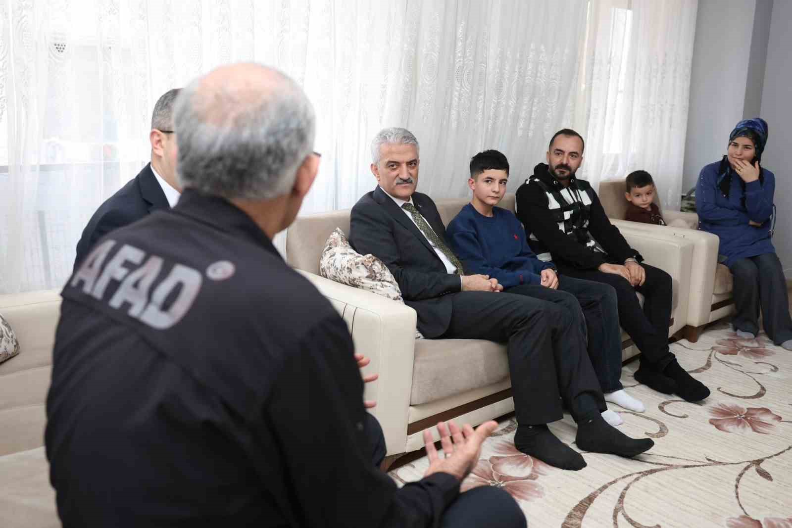 Vali Makas depremzede aile ile buluştu
