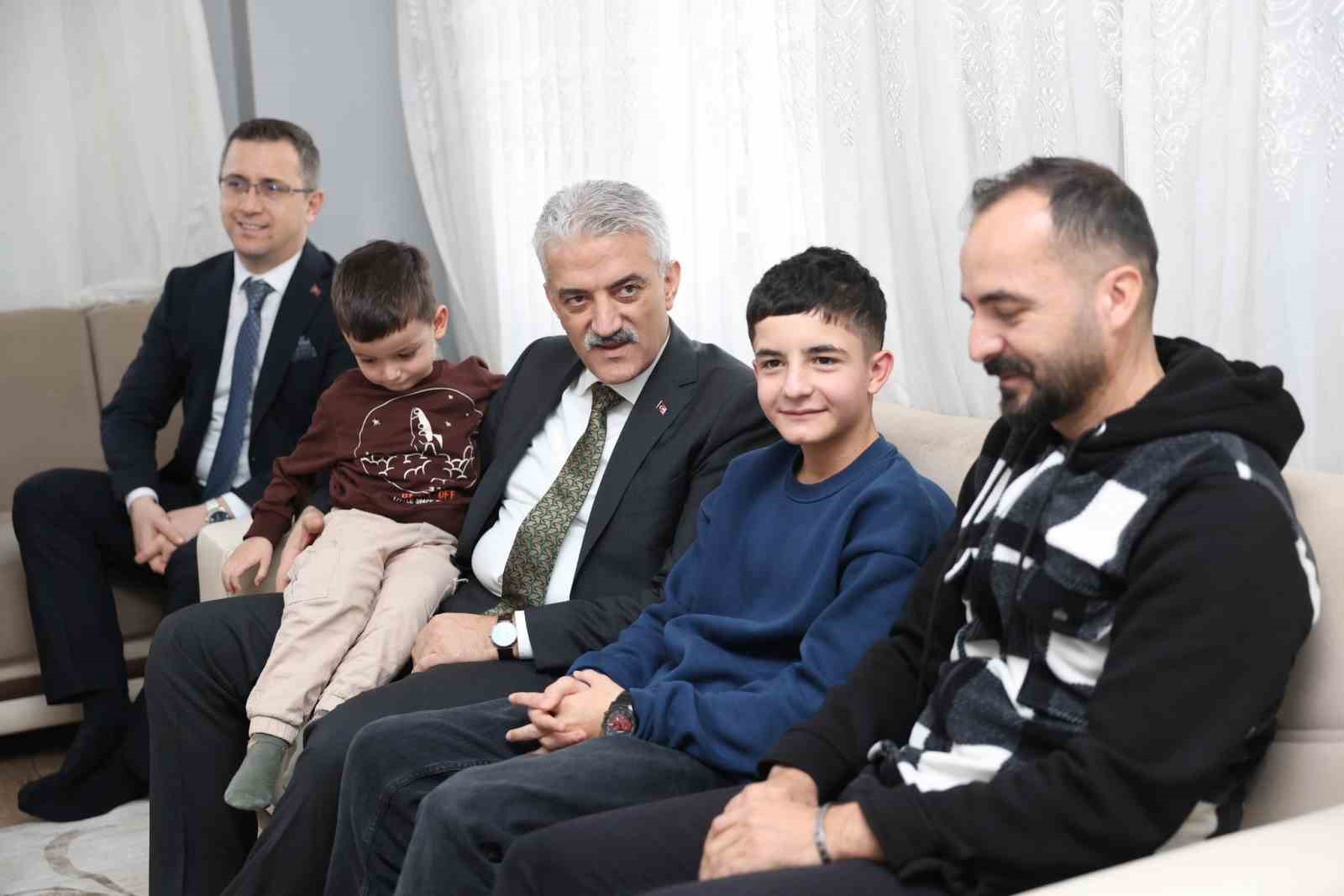 Vali Makas depremzede aile ile buluştu
