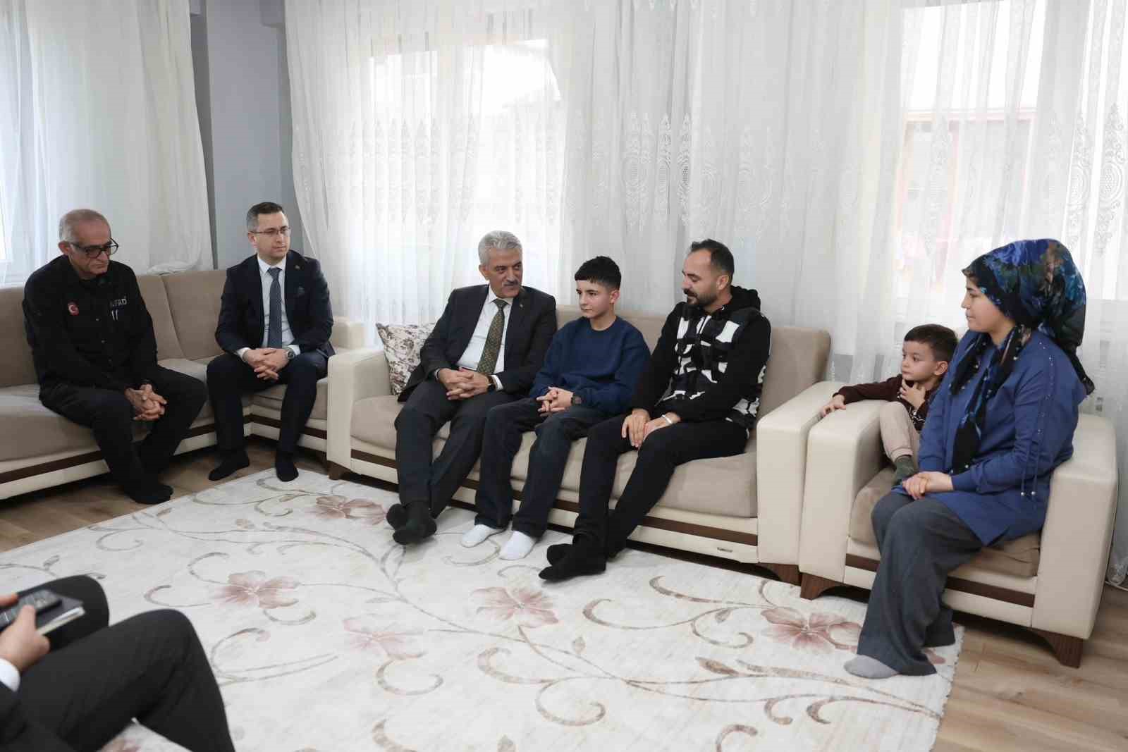 Vali Makas depremzede aile ile buluştu
