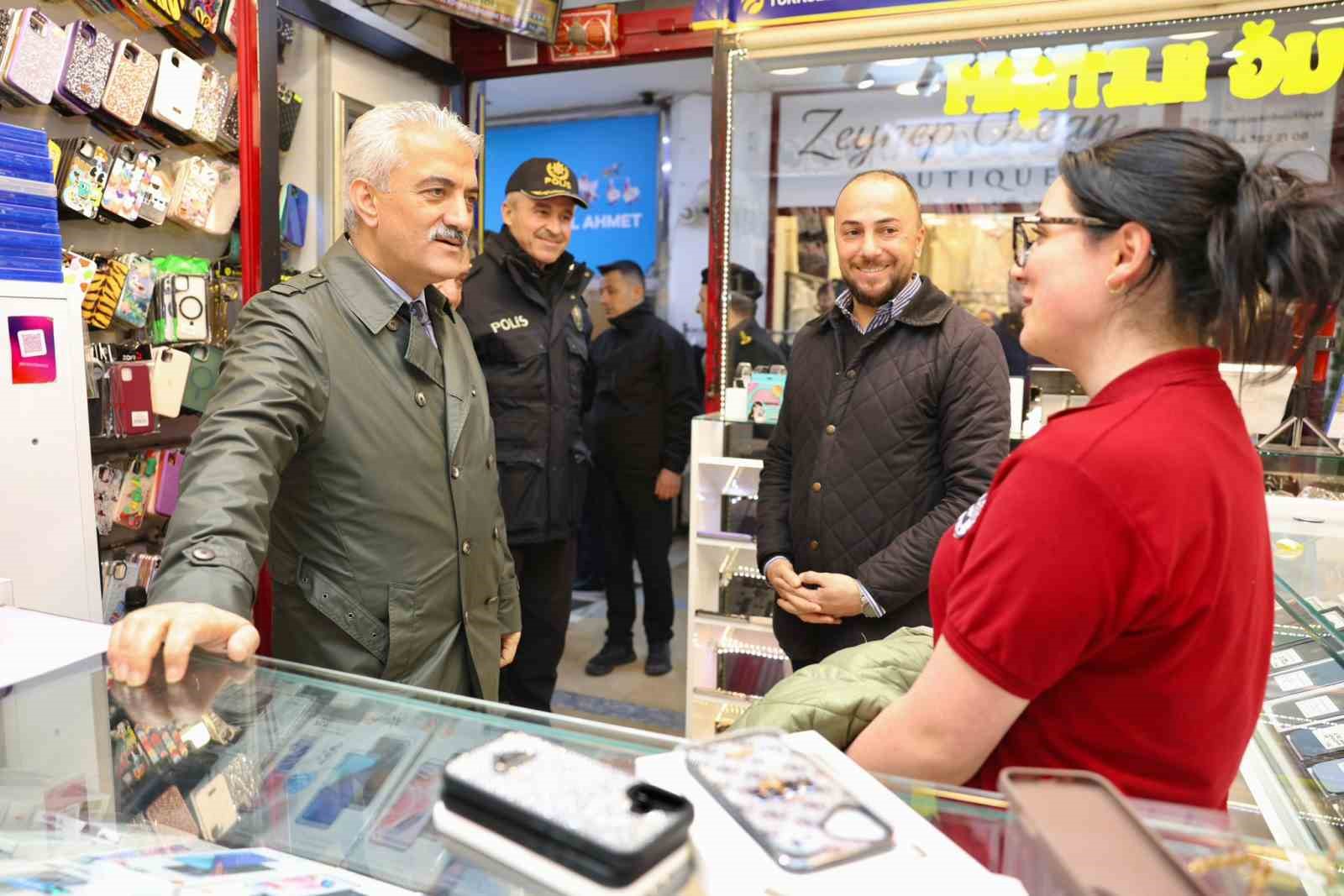 Vali Makas, esnafları gezdi vatandaşlar sohbet etti
