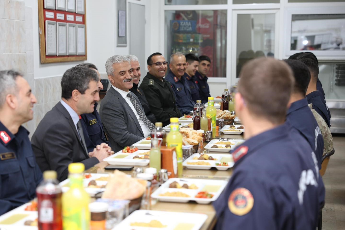Vali Makas Mehmetçikle iftar yaptı
