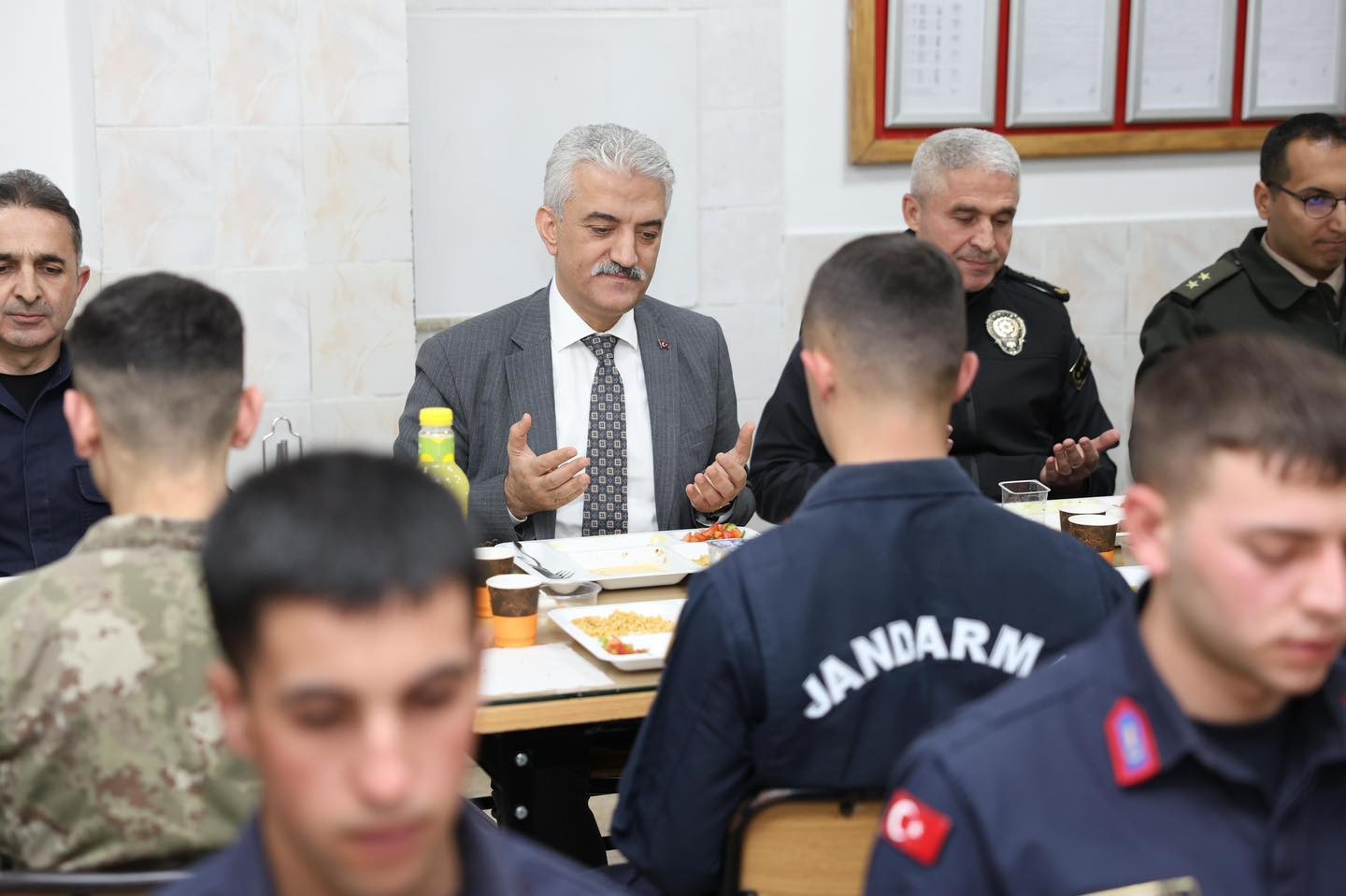 Vali Makas Mehmetçikle iftar yaptı
