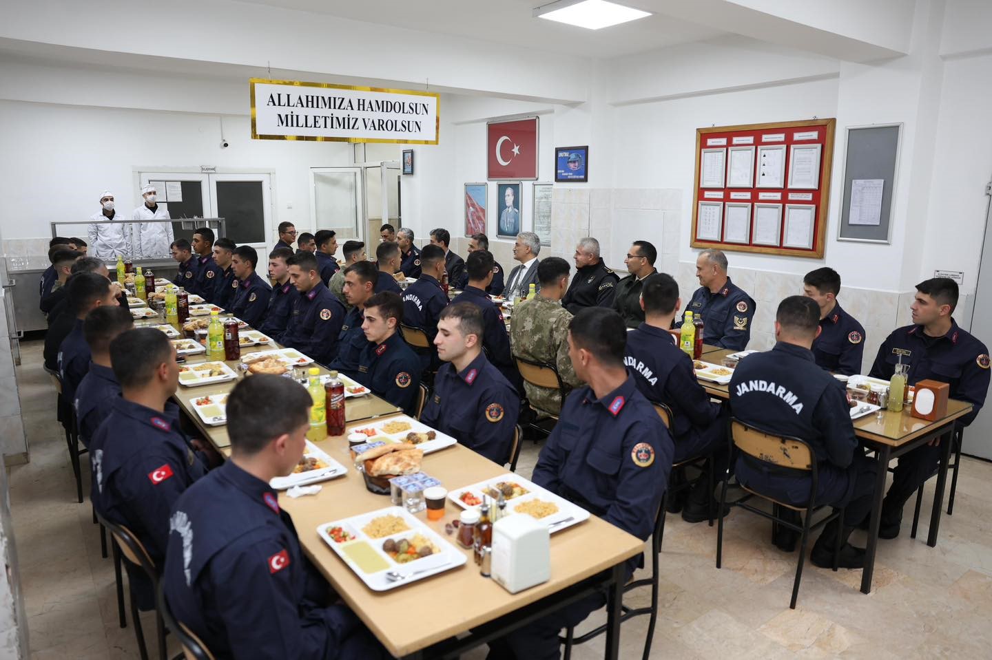 Vali Makas Mehmetçikle iftar yaptı
