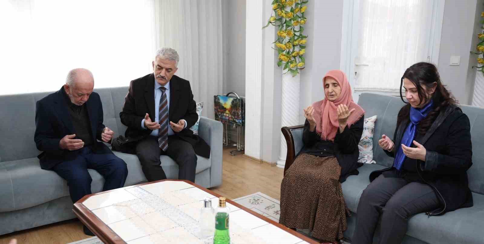Vali Makas şehit ailelerini yalnız bırakmıyor
