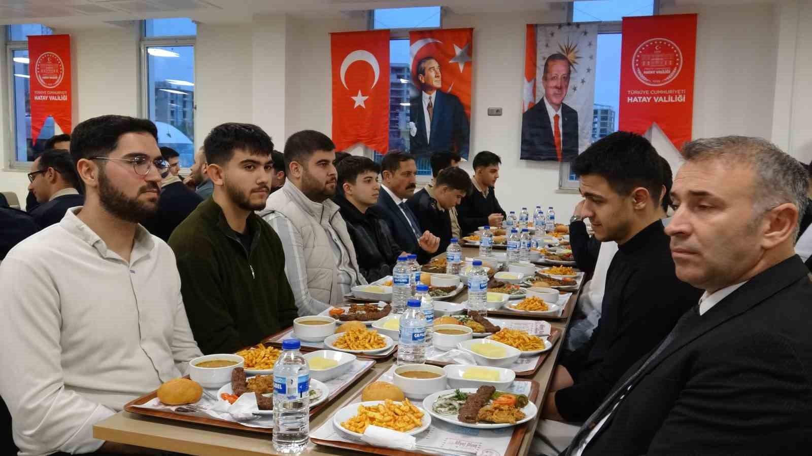 Vali Masatlı üniversite öğrencileriyle iftar sofrasında bir araya geldi
