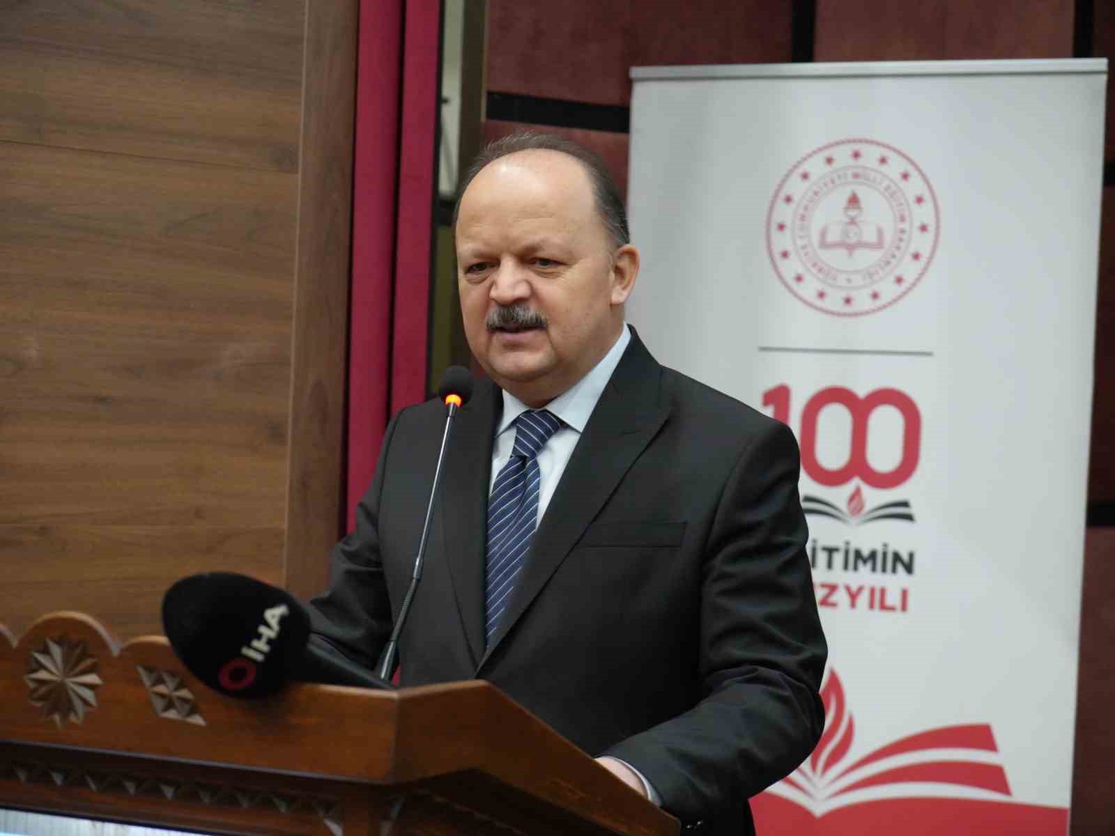 Vali Meftun Dallı: "Merakı olanlar birazcık fedakarlık yaparsa bu sanatlarımızı kaybetmemiş oluruz"
Vali Meftun Dallı: "Merakı olanlar birazcık fedakarlık yaparsa bu sanatlarımızı kaybetmemiş oluruz"