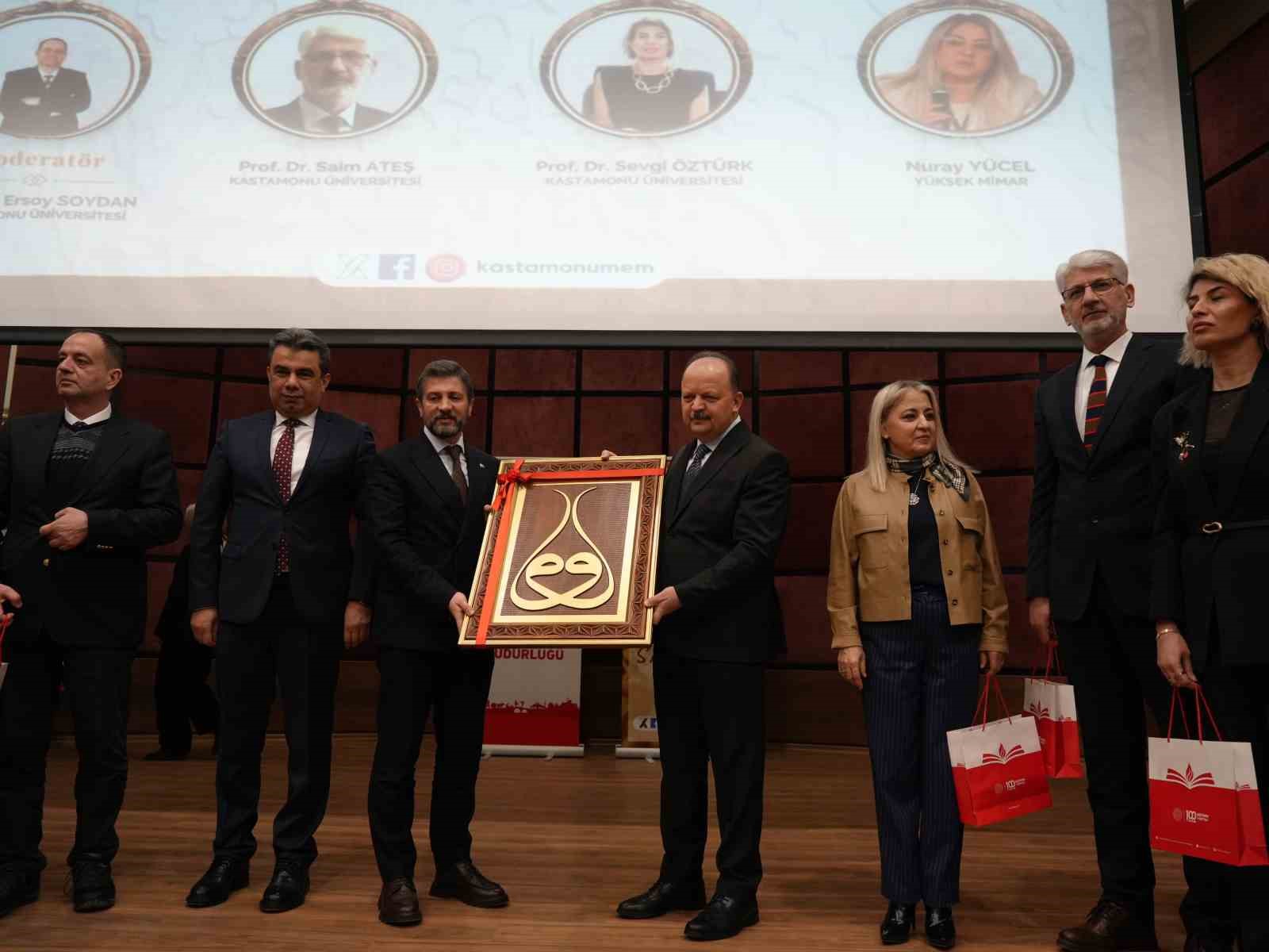 Vali Meftun Dallı: "Merakı olanlar birazcık fedakarlık yaparsa bu sanatlarımızı kaybetmemiş oluruz"
Vali Meftun Dallı: "Merakı olanlar birazcık fedakarlık yaparsa bu sanatlarımızı kaybetmemiş oluruz"