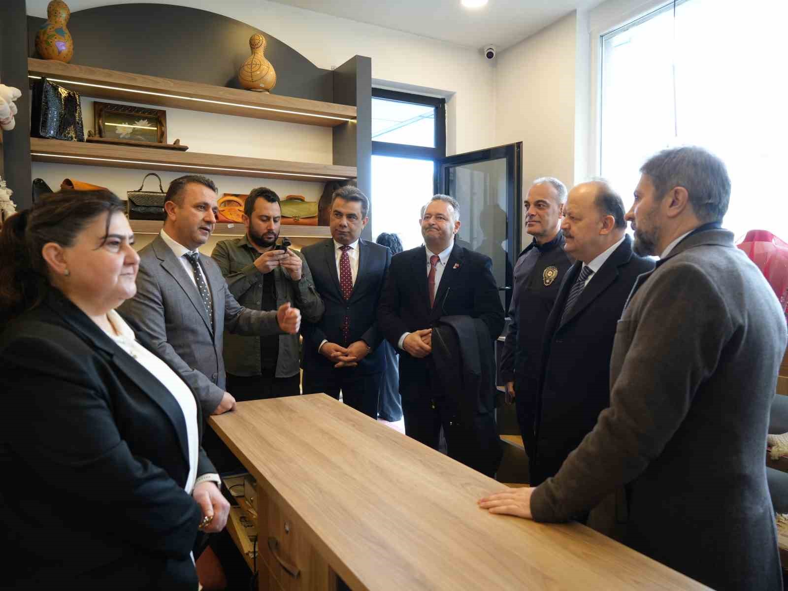 Vali Meftun Dallı: "Merakı olanlar birazcık fedakarlık yaparsa bu sanatlarımızı kaybetmemiş oluruz"
Vali Meftun Dallı: "Merakı olanlar birazcık fedakarlık yaparsa bu sanatlarımızı kaybetmemiş oluruz"