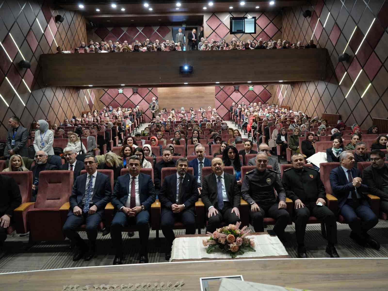 Vali Meftun Dallı: "Merakı olanlar birazcık fedakarlık yaparsa bu sanatlarımızı kaybetmemiş oluruz"
Vali Meftun Dallı: "Merakı olanlar birazcık fedakarlık yaparsa bu sanatlarımızı kaybetmemiş oluruz"