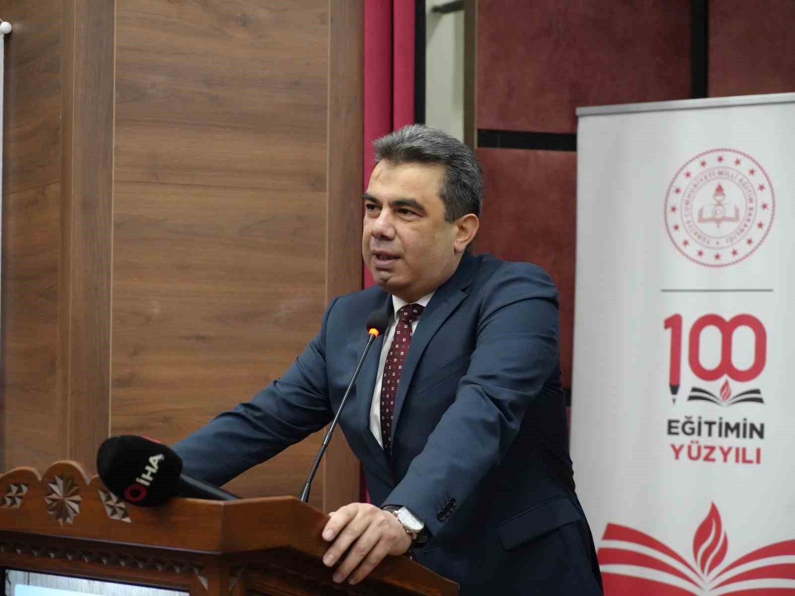 Vali Meftun Dallı: "Merakı olanlar birazcık fedakarlık yaparsa bu sanatlarımızı kaybetmemiş oluruz"
Vali Meftun Dallı: "Merakı olanlar birazcık fedakarlık yaparsa bu sanatlarımızı kaybetmemiş oluruz"