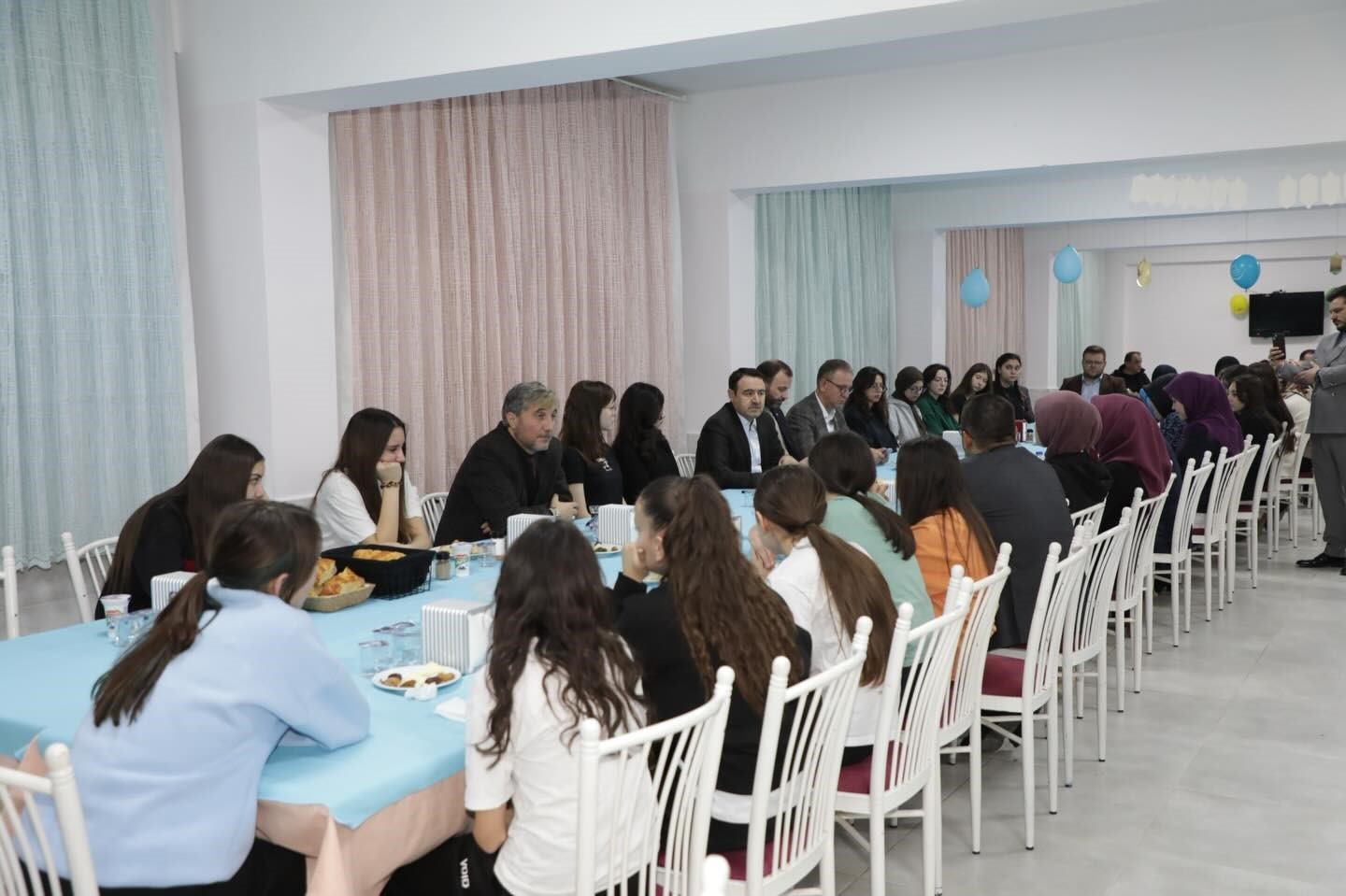 Vali Musa Işın, Necip Fazıl Kısakürek Anadolu Lisesi’nde öğrencilerle iftar yaptı
Vali Musa Işın, Necip Fazıl Kısakürek Anadolu Lisesi’nde öğrencilerle iftar yaptı