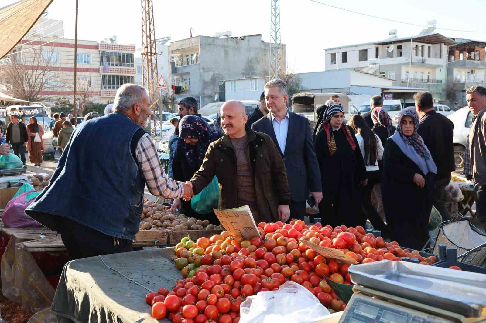 Vali Osman Varol semt pazarında vatandaş ve pazarcılarla buluştu

