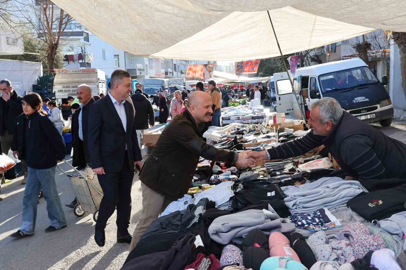 Vali Osman Varol semt pazarında vatandaş ve pazarcılarla buluştu
