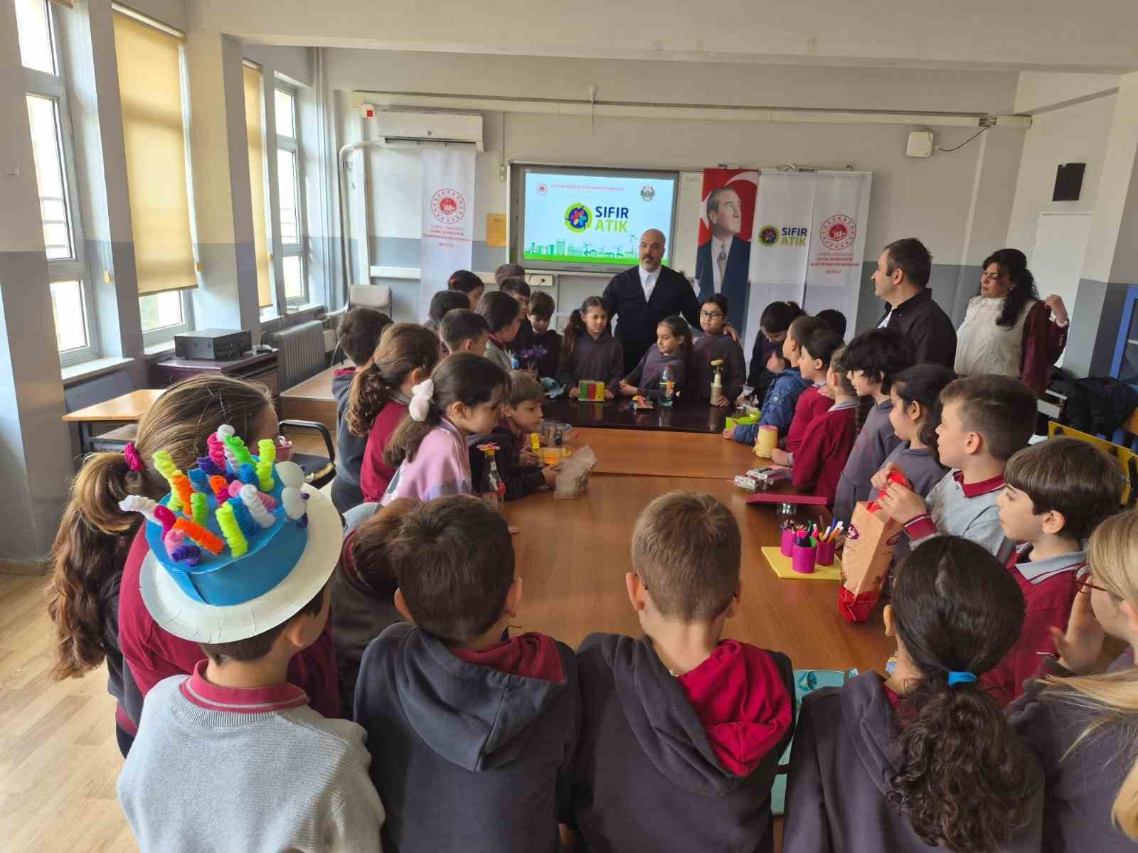 Vali Özkan atık pil teslim etti, zeytin fidanı aldı
