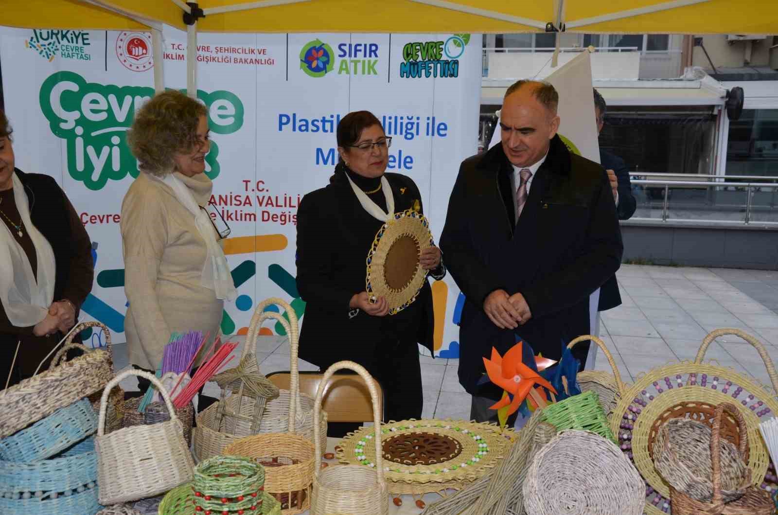Vali Özkan atık pil teslim etti, zeytin fidanı aldı
