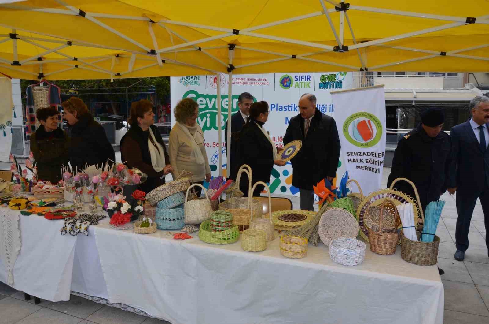Vali Özkan atık pil teslim etti, zeytin fidanı aldı
