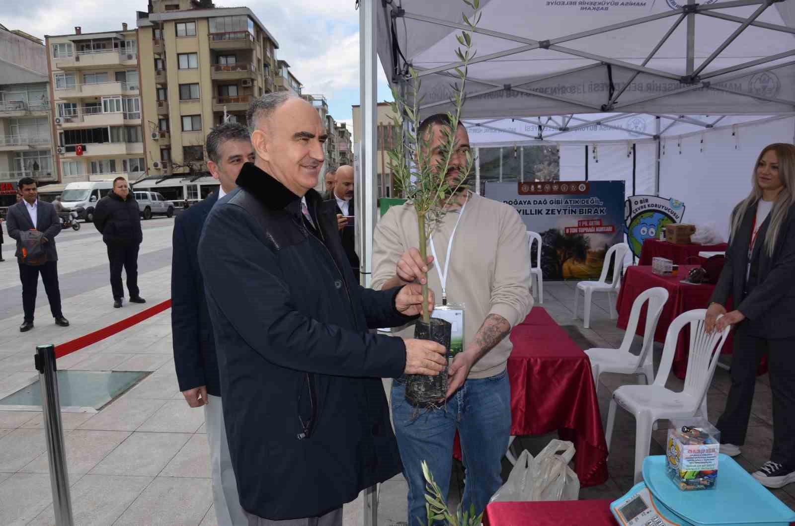 Vali Özkan atık pil teslim etti, zeytin fidanı aldı
