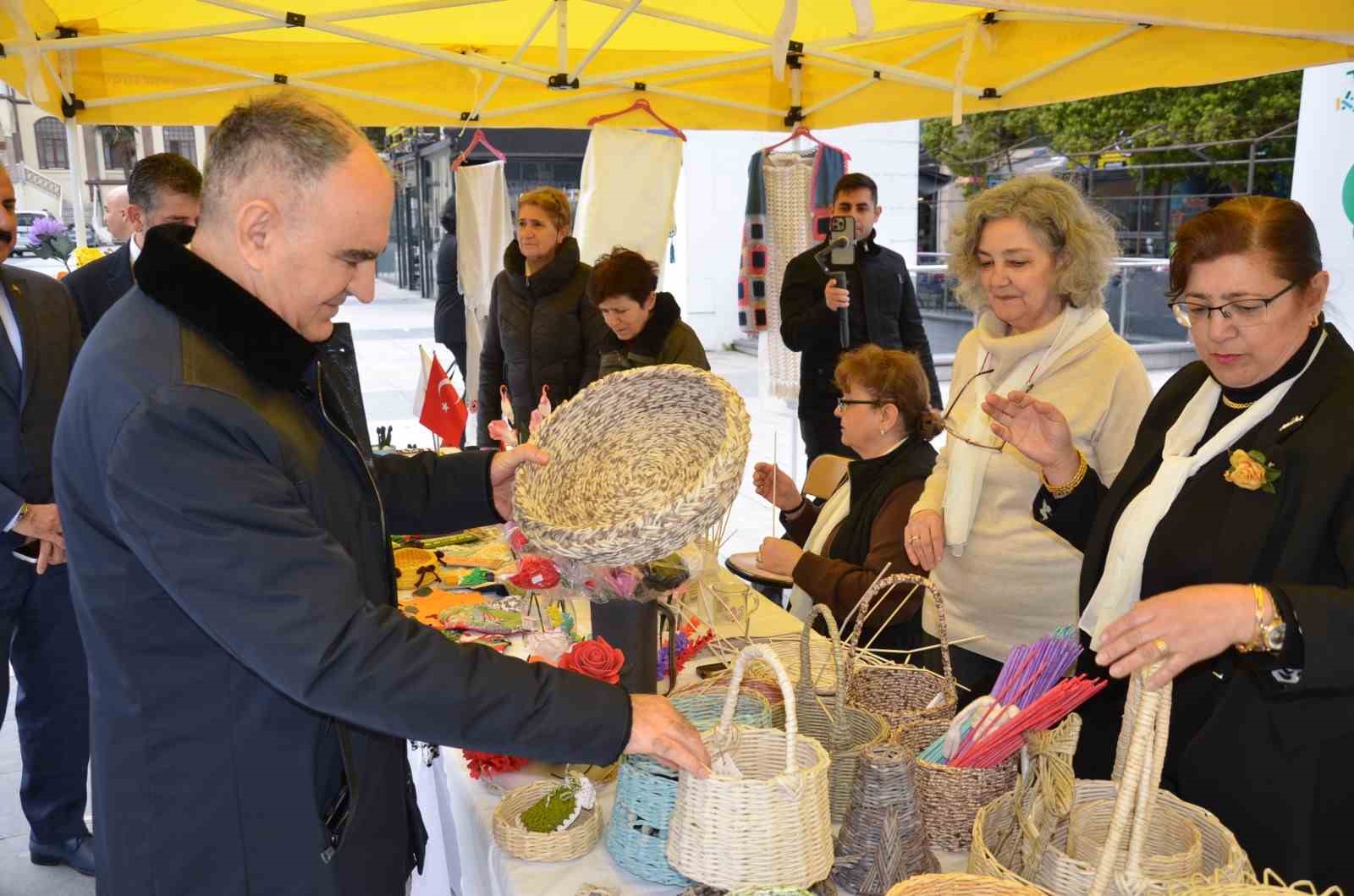 Vali Özkan atık pil teslim etti, zeytin fidanı aldı
