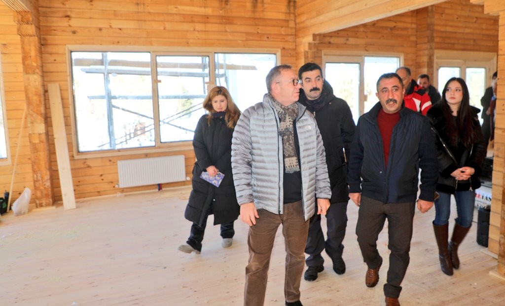 Vali Polat, Kütük ev inşaatını inceledi
