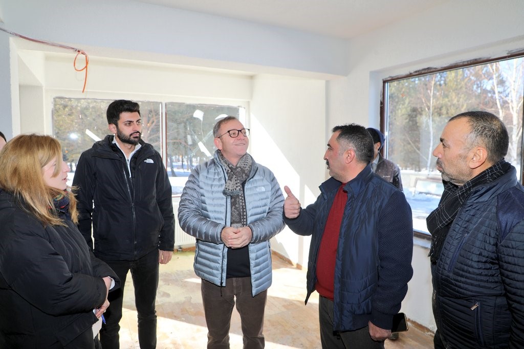 Vali Polat, Kütük ev inşaatını inceledi
