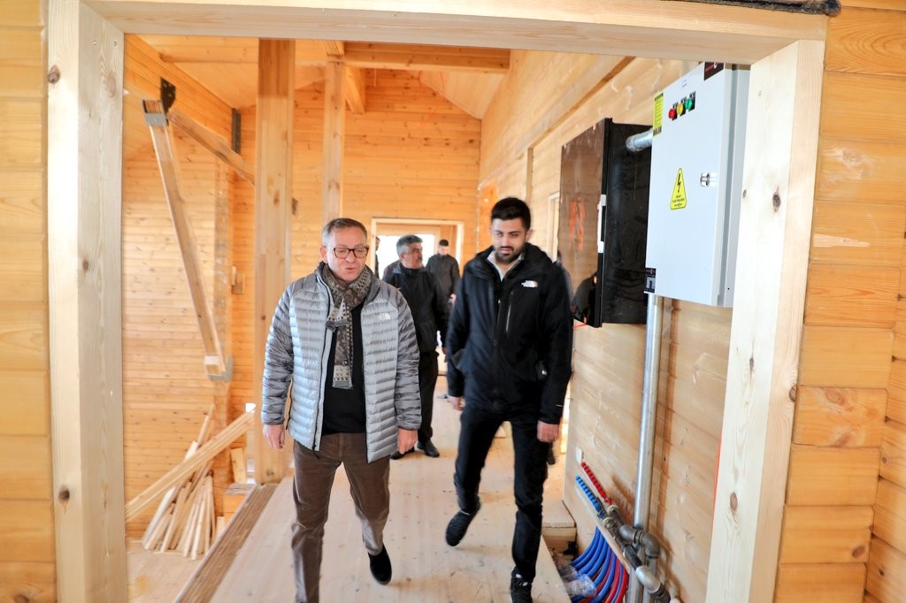 Vali Polat, Kütük ev inşaatını inceledi
