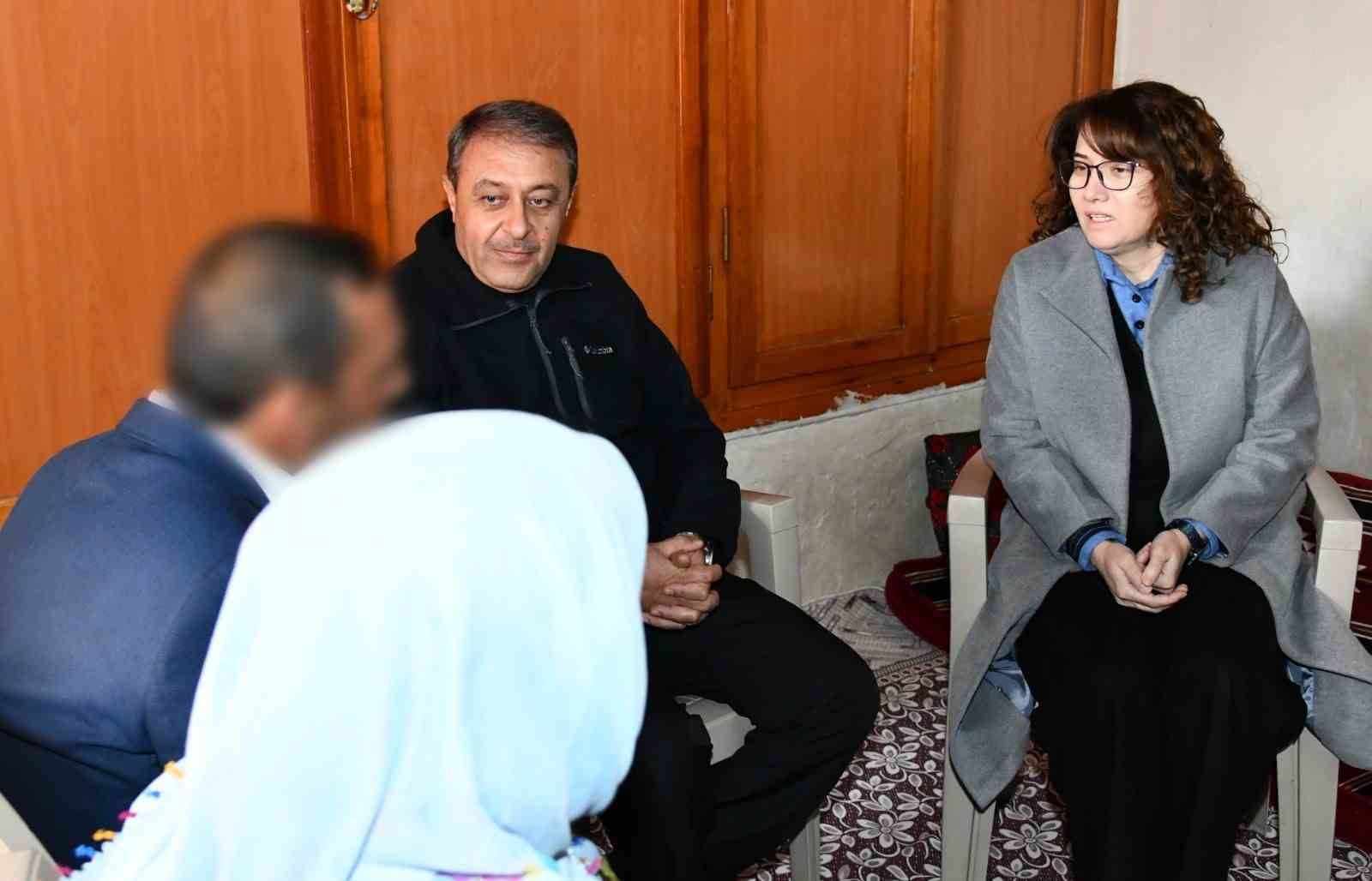 Vali Şıldak umuda kapı açanları evlerinde ziyaret etti
Vali Şıldak umuda kapı açanları evlerinde ziyaret etti