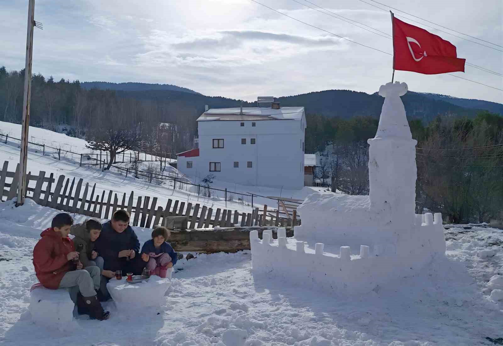Vali Şimşek, kardan ‘Kız Kulesi’ yapan amca ve yeğenleri makamında ağırladı
