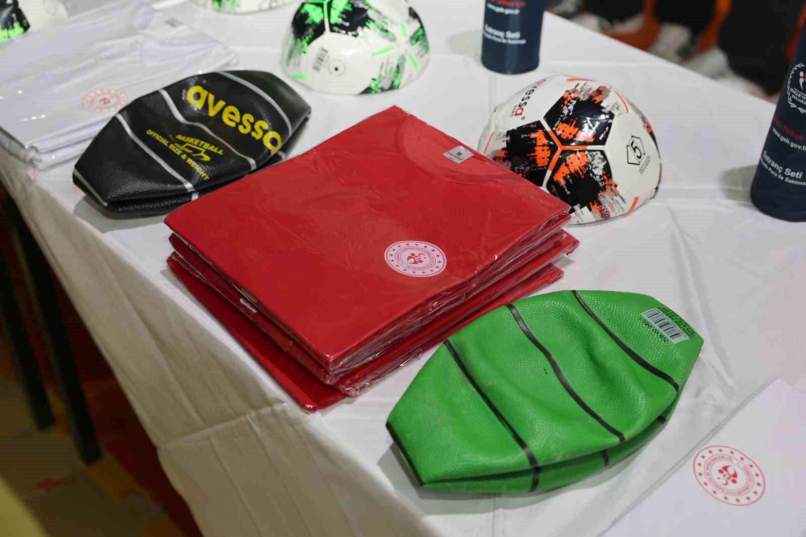 Vali Şimşek spor malzemesi dağıtımında öğrencilerle sahaya indi
