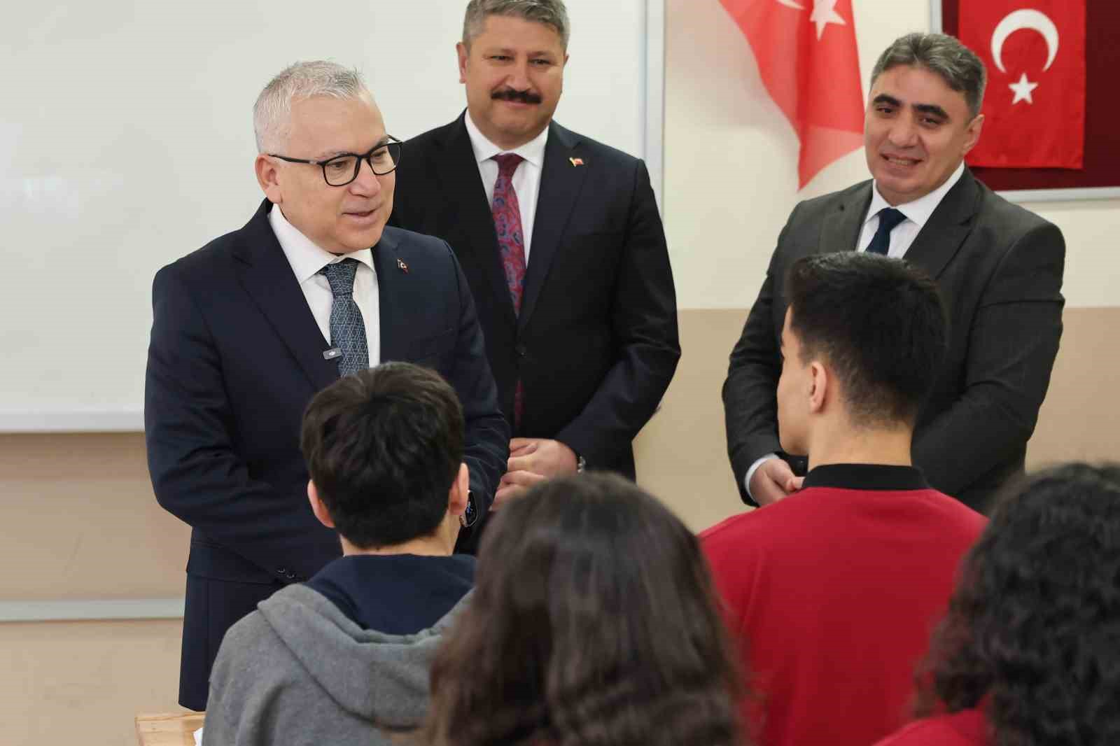 Vali Şimşek spor malzemesi dağıtımında öğrencilerle sahaya indi
