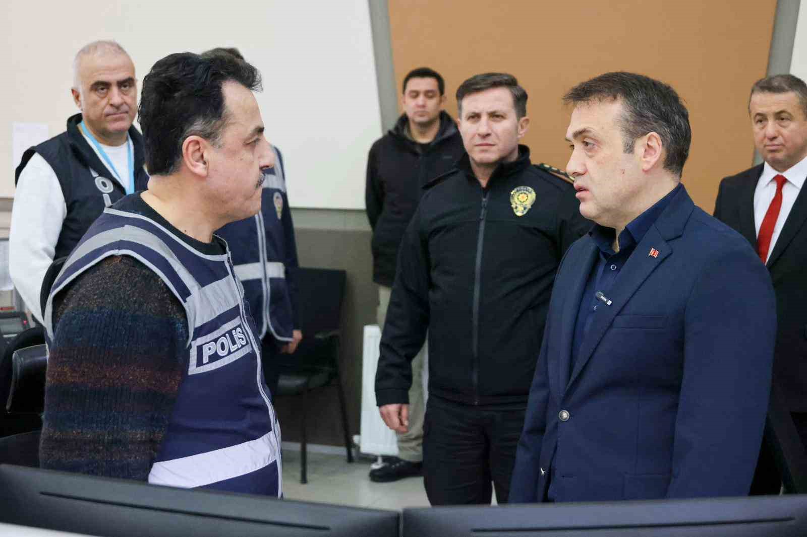 Vali Sözer 112 Acil Çağrı Merkezi’nde incelemelerde bulundu
