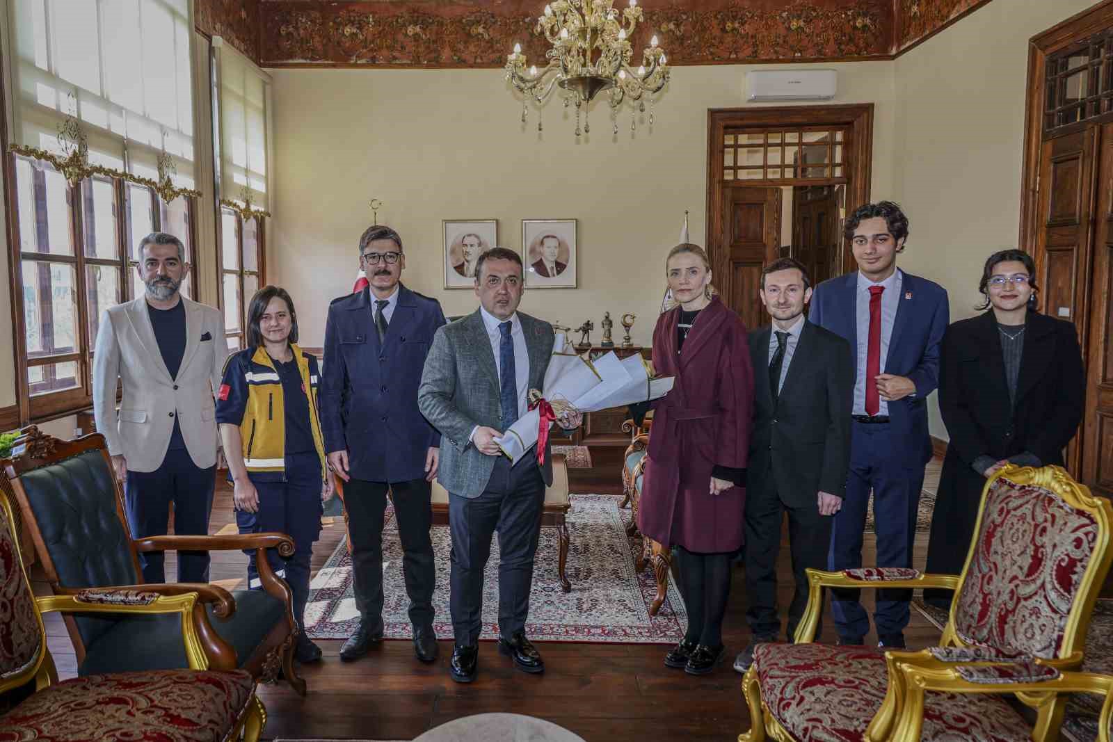 Vali Sözer, 14 Mart Tıp Bayramı dolayısıyla sağlık çalışanlarını kabul etti
Vali Sözer, 14 Mart Tıp Bayramı dolayısıyla sağlık çalışanlarını kabul etti