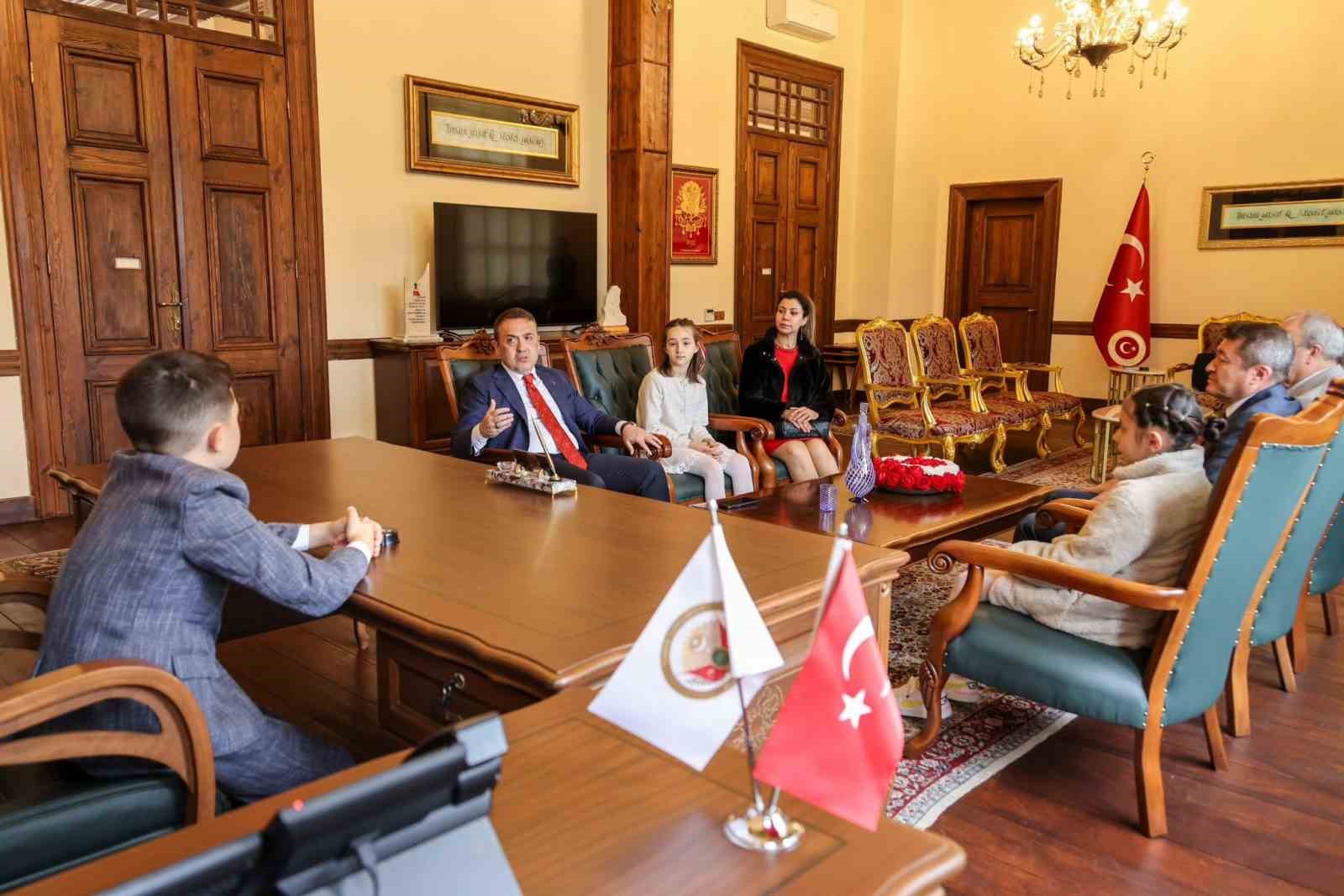 Vali Sözer, 23 Nisan’da makamını minik Yiğit’e devretti.
