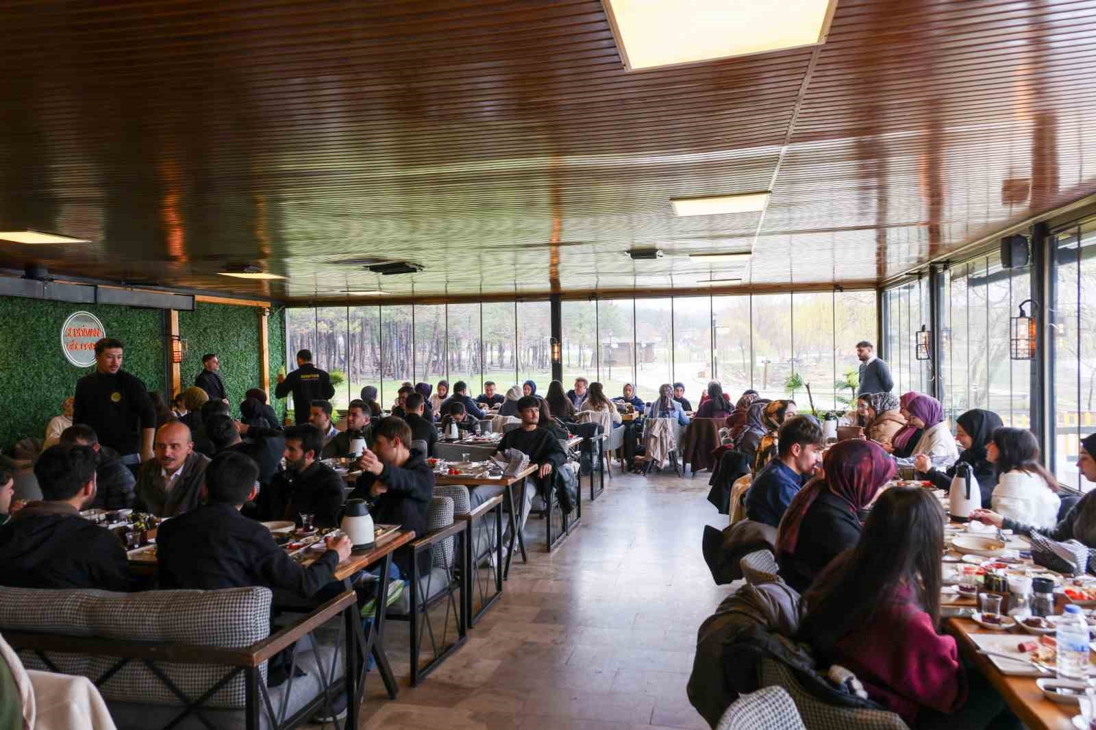 Vali Sözer bayramda çocuklar ve öğrencilerle buluştu
