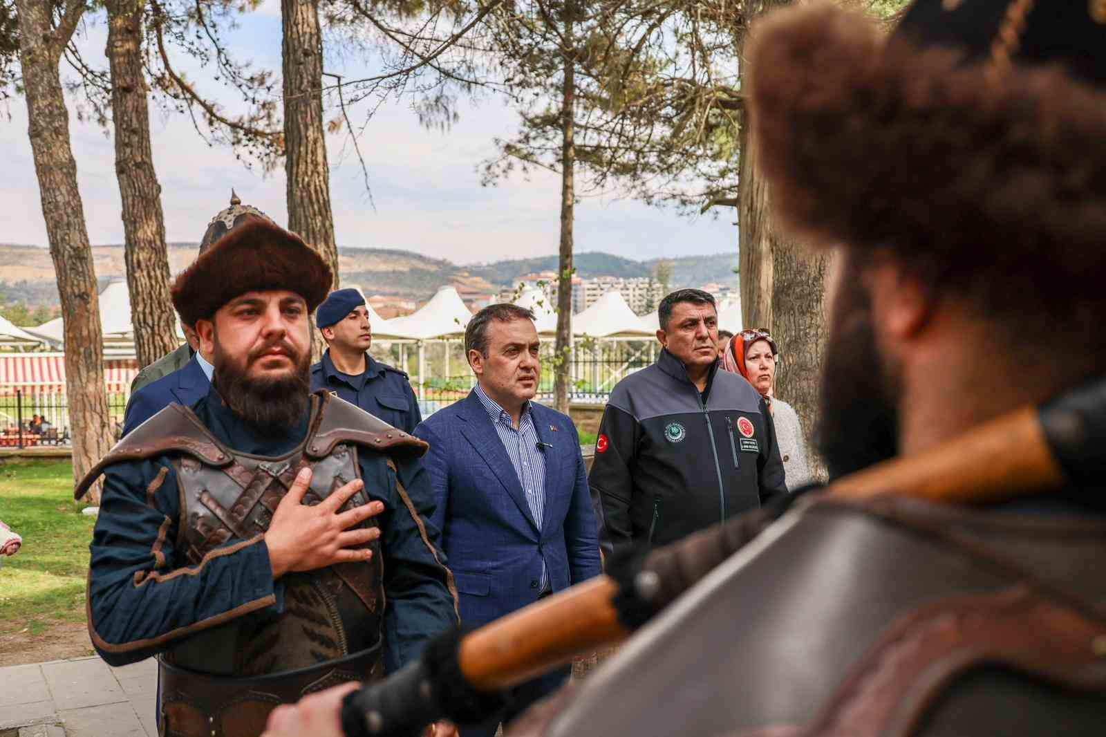 Vali Sözer, Ertuğrul Gazi Türbesi’nde dua etti
