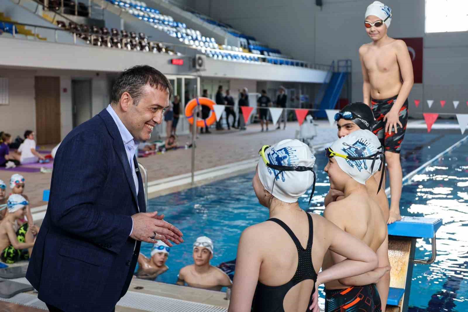 Vali Sözer kapalı yüzme havuzunda sporcularla bir araya geldi
