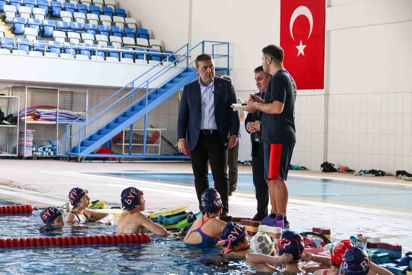 Vali Sözer kapalı yüzme havuzunda sporcularla bir araya geldi
