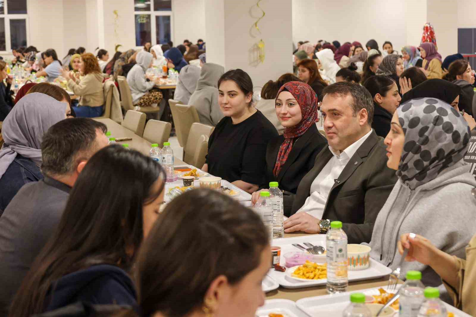 Vali Sözer, öğrencilerle bir araya gelerek hedeflerini dinledi
