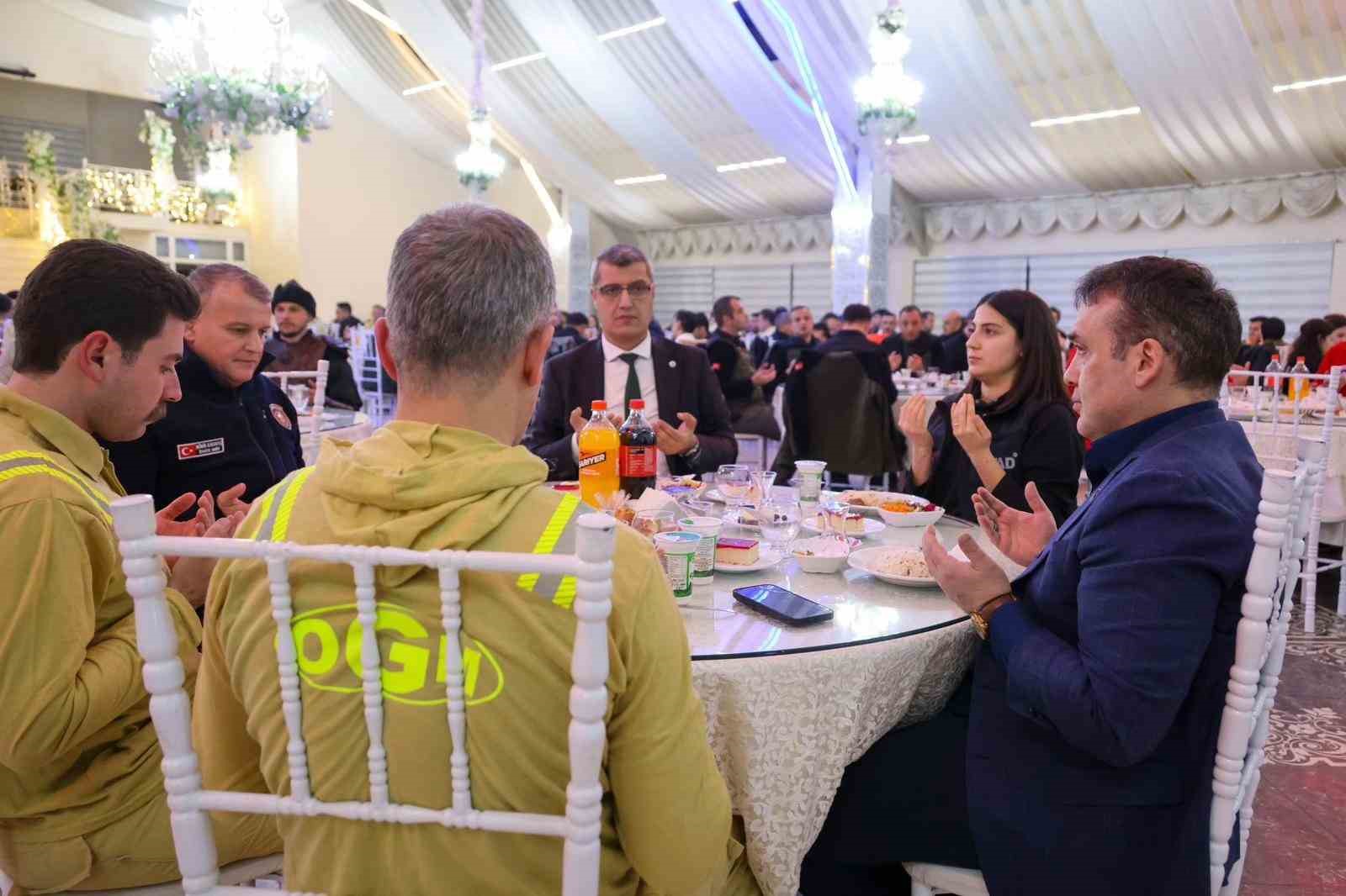 Vali Sözer, orman, itfaiye ve AFAD personeliyle iftarda buluştu
