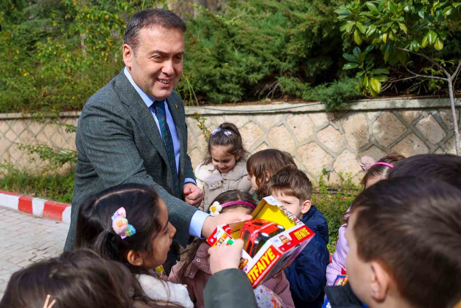 Vali Sözer, Şeyh Edebali Türbesi’nde anaokulu öğrencileriyle buluştu
