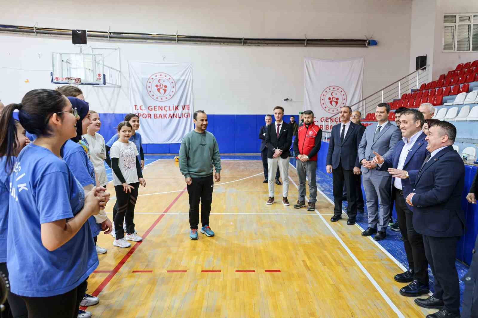 Vali Sözer yeni stadyum inşaatında ve spor salonunda incelemelerde bulundu
