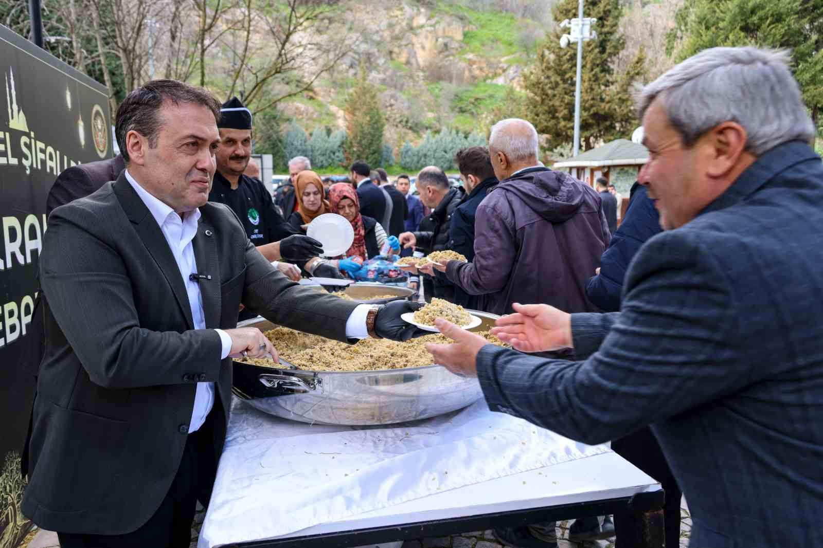 Vali Sözer’den Şeyh Edebali Türbesi’nde vatandaşlara şifalı pilav ikramı
